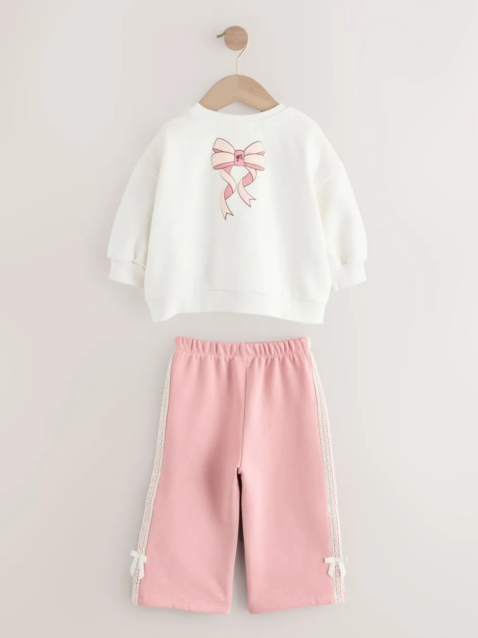Sweaters En Hoody´S|Next Crèmekleurig/roze - Barbie Sweatshirt & Set van joggingbroek met wijde pijpen (3mnd -7jr)