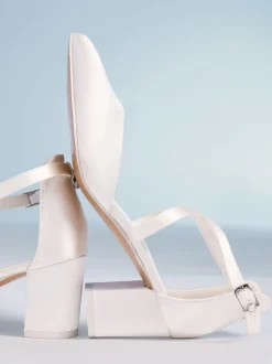 Ruimvallend En Extraruimvallend|Schoenen Met Hakken|Friends Like These Satin Mid Block Heel Bridal Court Shoes