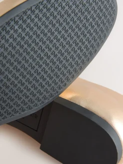 Lage Schoenen|Gelegenheidskleding*Next Goud - Forever Comfort® leren T-Bar Mary Jane-schoenen