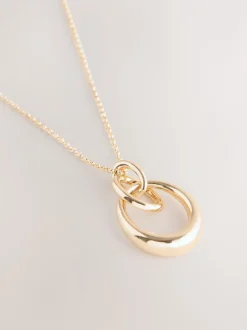 Sieraden|Next - Ketting met hangertje van vereende ringen Goudkleurig