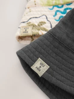 Mutsjes En Antikrabwantjes|Mutsen, Handschoenen En Sjaals|Next Grey Stampy Printed Woven - Set van 2 babyhoedjes (0 mnd-2 jr)