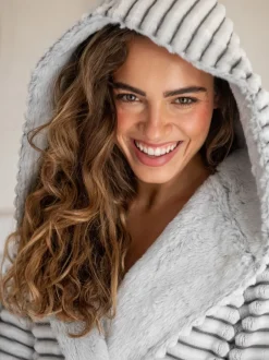 Badjassen|Pour Moi - Knusse Geribde Fleece Midi Badjas met Capuchon Grijs