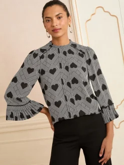 Blouses En Overhemden*Love & Roses - Crew Neck Pleated Flute Sleeve Blouse Grijs met hartjesprint