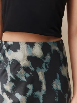 Rokken*Next - Satijnen midirok Groen met dierenprint