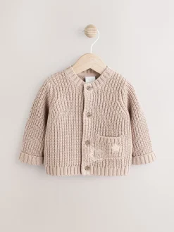 Truien En Breisels|Gebreide Kleding|Next - Grofgebreid babyvestje met borduursel Hello World Naturel