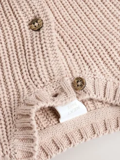 Truien En Breisels|Gebreide Kleding|Next - Grofgebreid babyvestje met borduursel Hello World Naturel
