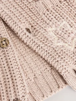 Truien En Breisels|Gebreide Kleding|Next - Grofgebreid babyvestje met borduursel Hello World Naturel