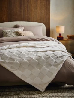 Kussentjes En Plaids|Kussentjes En Plaids|Next Jasper behaaglijke fleece omkeerbare bedloper met dambordmotief Ivoor