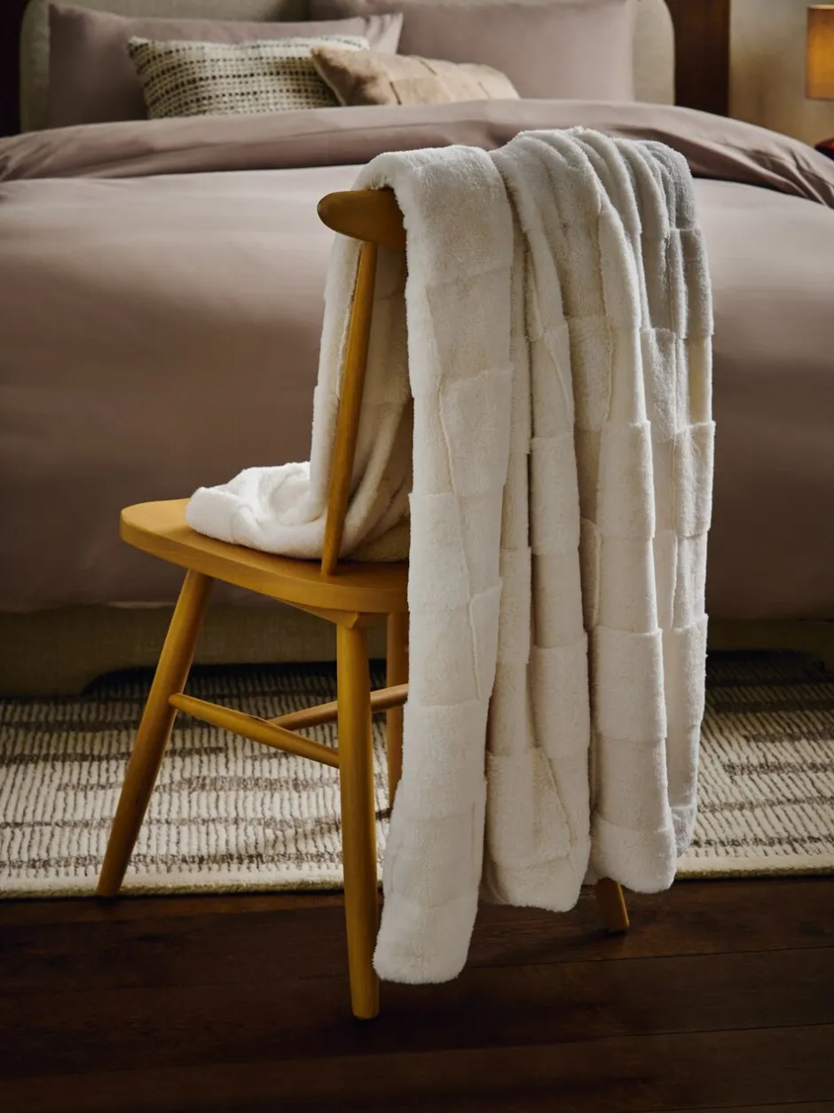 Kussentjes En Plaids|Kussentjes En Plaids|Next Jasper behaaglijke fleece omkeerbare bedloper met dambordmotief Ivoor
