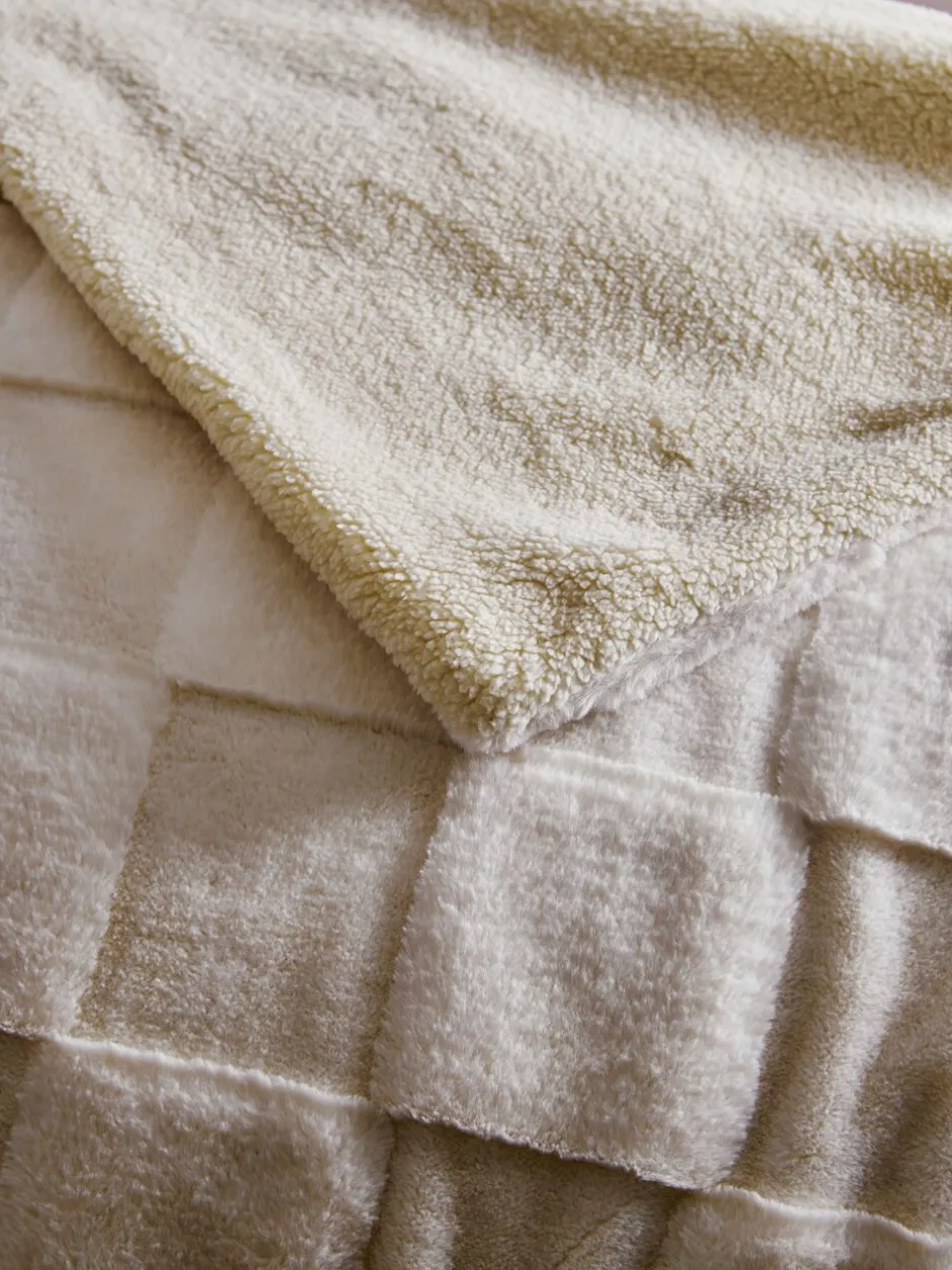 Kussentjes En Plaids|Kussentjes En Plaids|Next Jasper behaaglijke fleece omkeerbare bedloper met dambordmotief Ivoor
