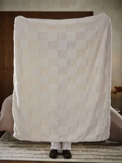 Kussentjes En Plaids|Kussentjes En Plaids|Next Jasper behaaglijke fleece omkeerbare bedloper met dambordmotief Ivoor