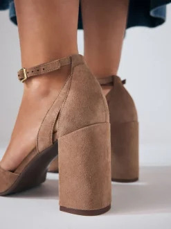 Schoenen Met Hakken|Next - Leren schoenen met uitsnijding, T-bandje en blokhakken met ronde neus Kameelkleurig suède