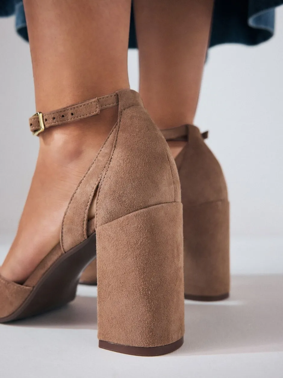 Schoenen Met Hakken|Next - Leren schoenen met uitsnijding, T-bandje en blokhakken met ronde neus Kameelkleurig suède