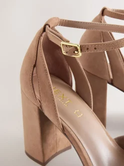 Schoenen Met Hakken|Next - Leren schoenen met uitsnijding, T-bandje en blokhakken met ronde neus Kameelkleurig suède