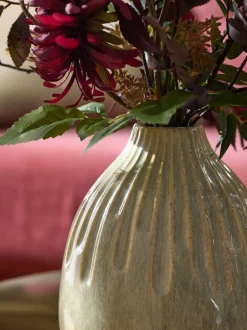 Kunstbloemen|Next Kunstbloemstuk met donkere bloemen in keramische vaas