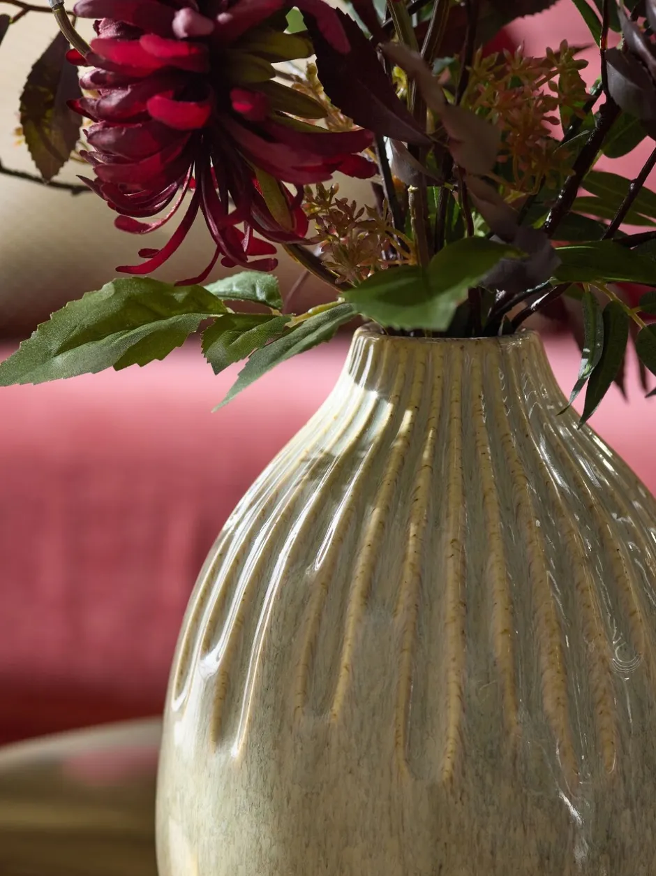 Kunstbloemen|Next Kunstbloemstuk met donkere bloemen in keramische vaas