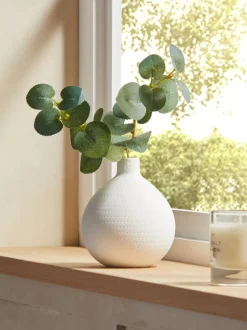 Kunstbloemen*Next Kunsteucalyptus in witte vaas