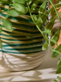 Kunstbloemen*Next Kunsthangplant in reactieve keramische pot