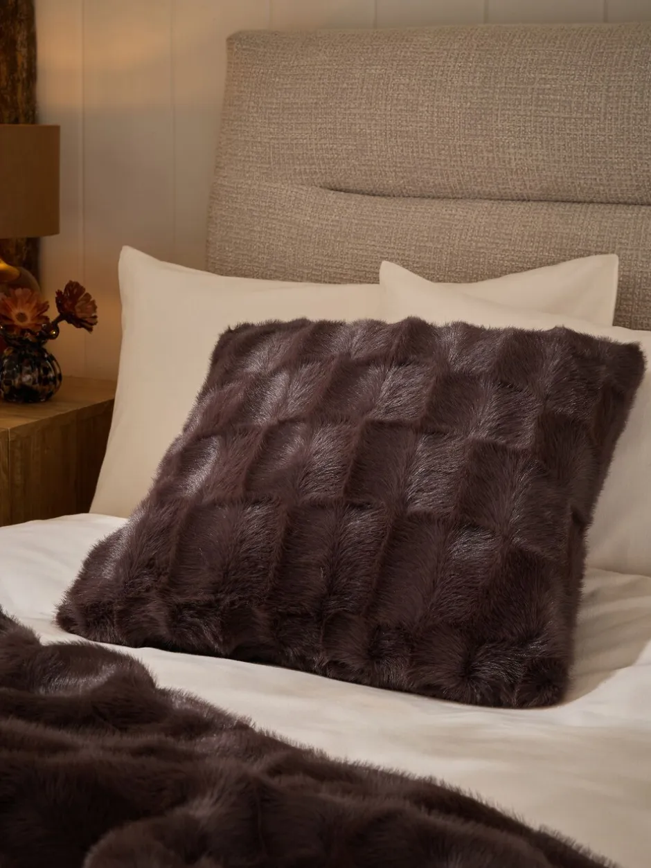 Kussentjes En Plaids|Kussentjes En Plaids*Next Kussen van imitatiebont met textuur en ruit Chocoladebruin