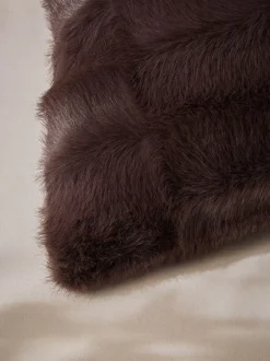 Kussentjes En Plaids|Kussentjes En Plaids*Next Kussen van imitatiebont met textuur en ruit Chocoladebruin
