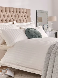 Laura Ashley|Merkbeddengoed|Laura Ashley 100% katoensatijn 400 draads Shalford dekbedovertrek- en kussensloopset Crème