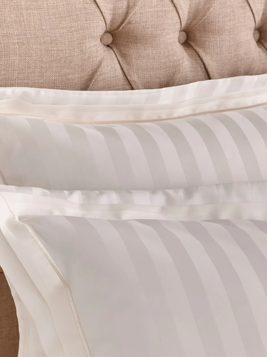 Laura Ashley|Merkbeddengoed|Laura Ashley 100% katoensatijn 400 draads Shalford dekbedovertrek- en kussensloopset Crème