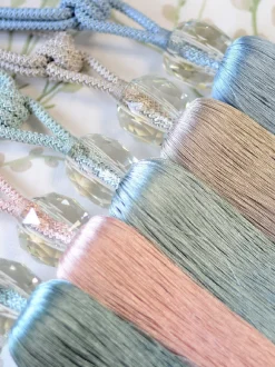 Gordijnroedes En -Accessoires|Laura Ashley Loren glazen embrasse met kwastjes Duifgrijs