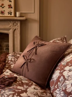 Laura Ashley*Laura Ashley Sasha Bow Cushion Chocoladebruin