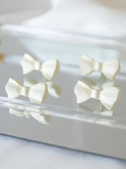 Laura Ashley*Laura Ashley Set of 2 Aluminum Bow Drawer Knobs Off White