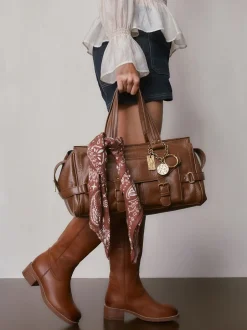 Tassen En Portemonnees|Next - Charm Buckle Hand Held Bag Lichtbruin