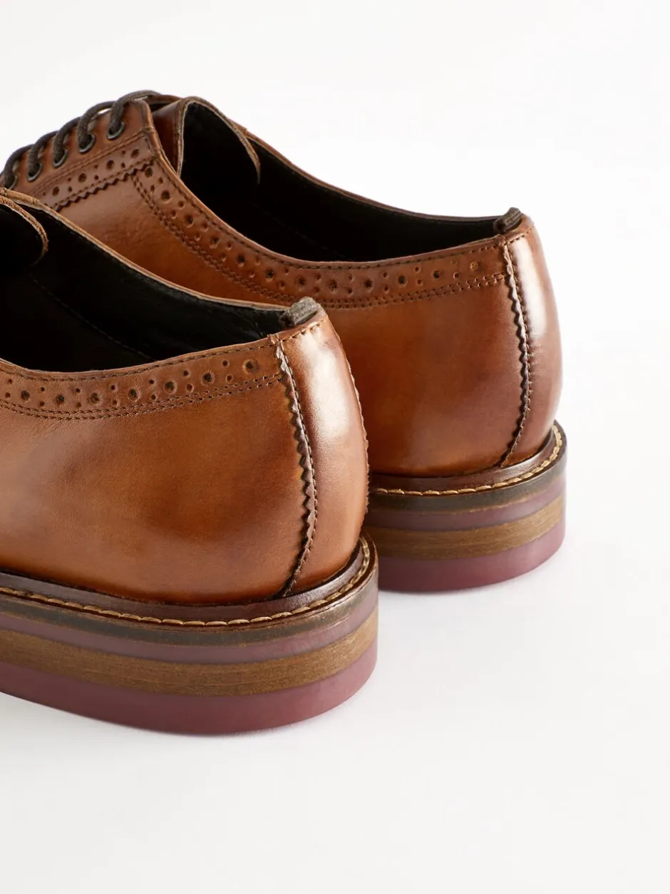 Schoenen|Formele Schoenen|Next - Standaard pasvorm - Leren brogues met contrasterende dikke zool Lichtbruin