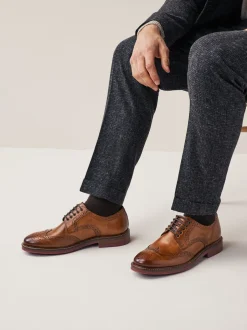 Schoenen|Formele Schoenen|Next - Standaard pasvorm - Leren brogues met contrasterende dikke zool Lichtbruin