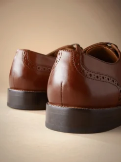 Formele Schoenen*Next - Standaard pasvorm - Signature Italiaans leren brogues met gevleugelde neus Lichtbruin