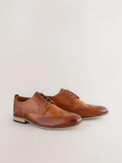 Schoenen|Formele Schoenen|Next - Wijde pasvorm - Brogues van leer met contrasterende zool Lichtbruin