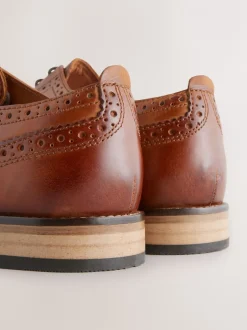 Schoenen|Formele Schoenen|Next - Wijde pasvorm - Brogues van leer met contrasterende zool Lichtbruin