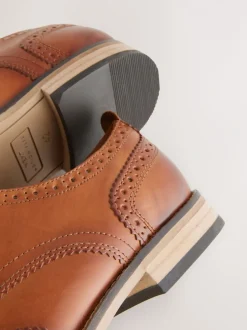 Schoenen|Formele Schoenen|Next - Wijde pasvorm - Brogues van leer met contrasterende zool Lichtbruin
