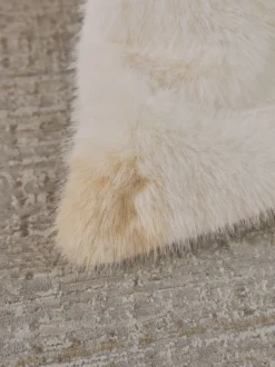 Kussentjes En Plaids|Kussentjes En Plaids|Next Loulou bedloper van imitatiebont Ivoor
