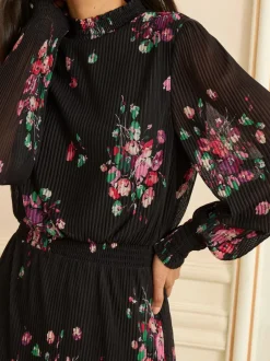 Gelegenheidskleding|Jurken|Love & Roses - Hoogsluitende midi-jurk van mesh met plisséplooien