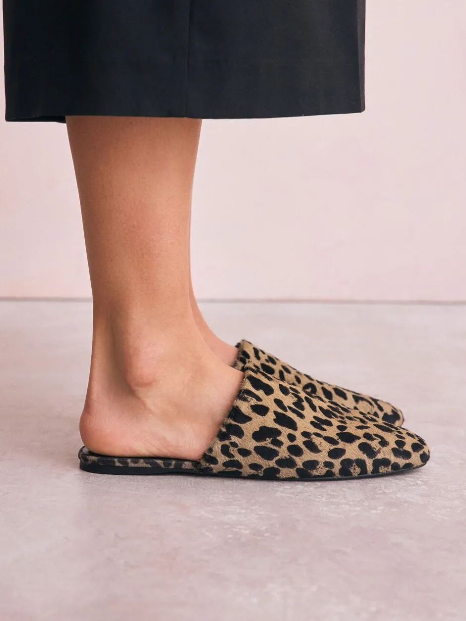 Lage Schoenen|Next - Forever Comfort® muiltjes met hoge uitsnijding en vierkante neus Luipaard