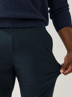 Broeken En Chino's*Next - Aansluitend - Slim-fit katoenen TENCEL™ lyocell blend chino's met comfortabele tailleband. Marineblauw