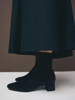 Ruimvallend En Extraruimvallend|Boots|Next - Motionflex Sokkenlaarzen met Blokhak Marineblauw suède