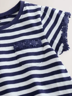 T-Shirts|Next Marineblauwe/witte strepen - T-shirt met zakje en madeliefjesprint (1,5-16 jr)