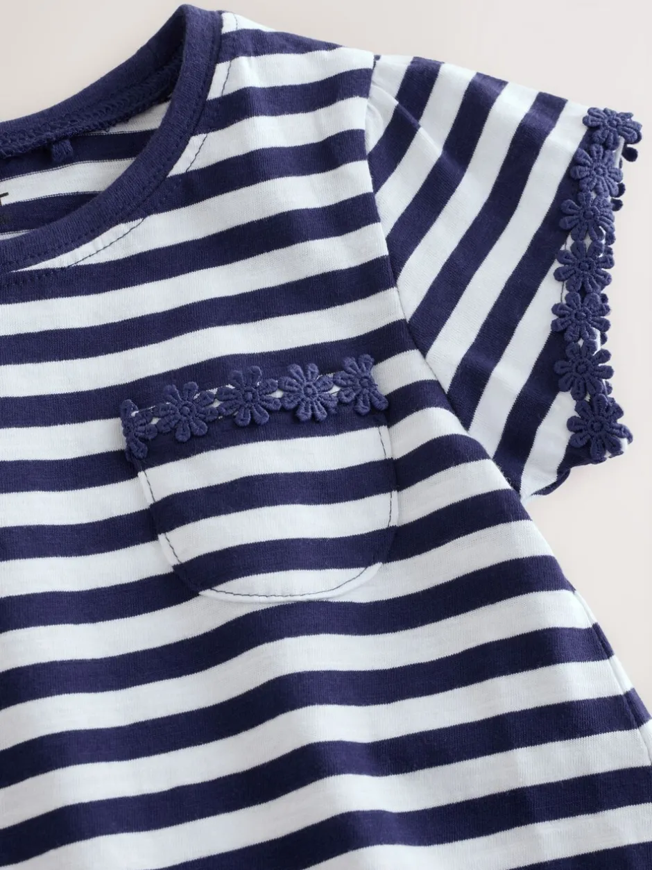 T-Shirts|Next Marineblauwe/witte strepen - T-shirt met zakje en madeliefjesprint (1,5-16 jr)