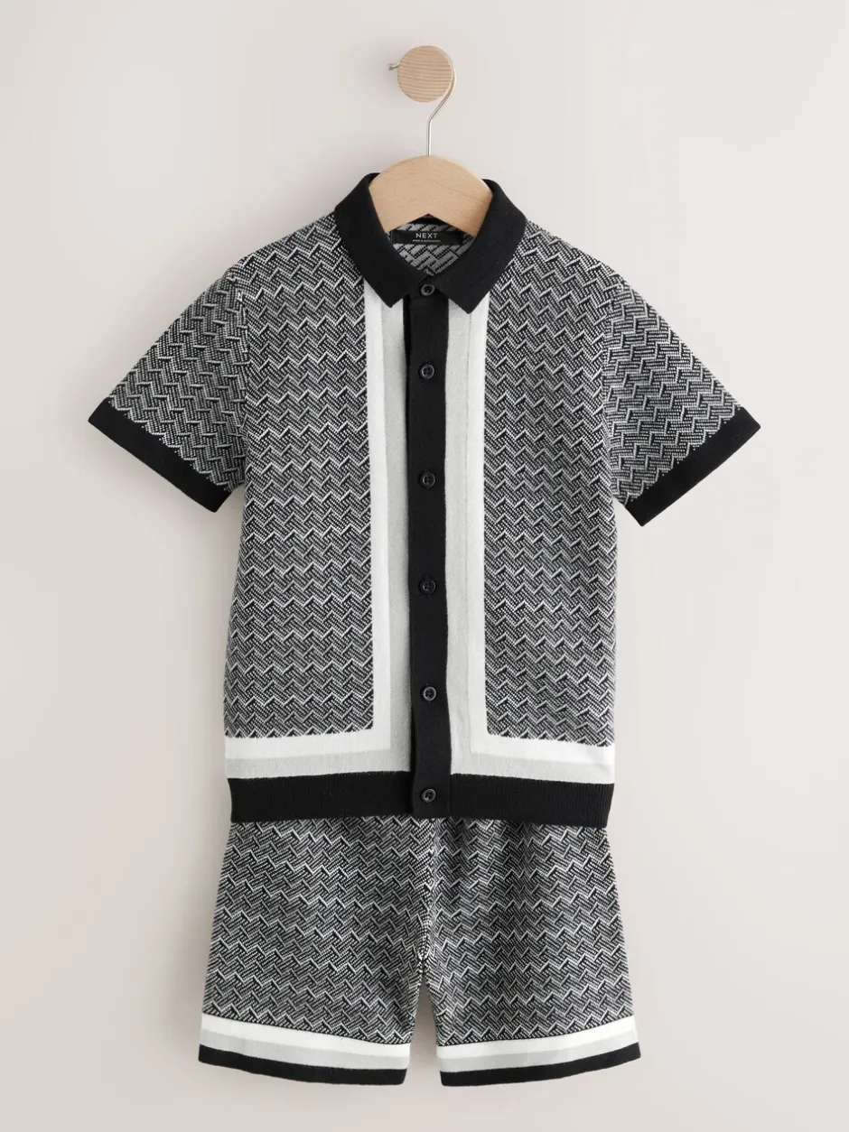 Sets En Outfits|Shorts|Next Monochroom - Set met gebreid poloshirt met knoopsluiting en short met geometrische print (3-16jr)