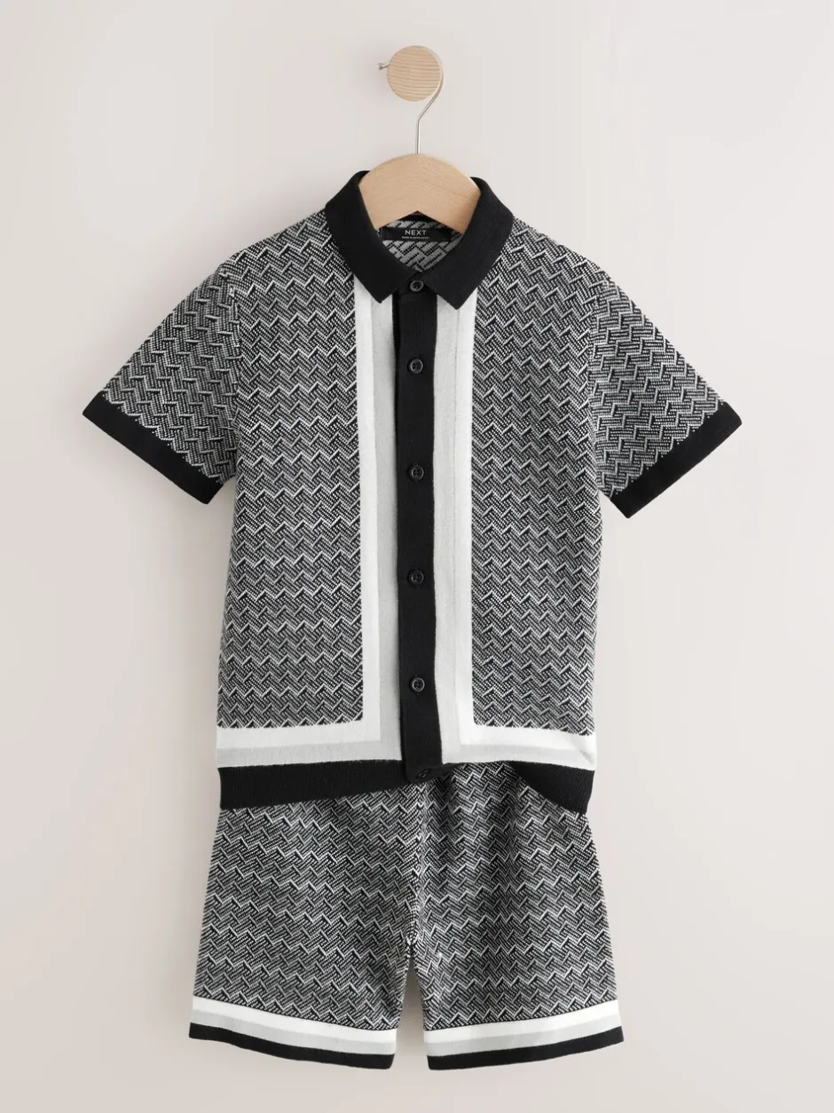 Sets En Outfits|Shorts|Next Monochroom - Set met gebreid poloshirt met knoopsluiting en short met geometrische print (3-16jr)