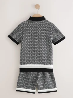 Sets En Outfits|Shorts|Next Monochroom - Set met gebreid poloshirt met knoopsluiting en short met geometrische print (3-16jr)