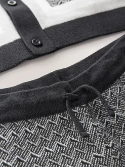 Sets En Outfits|Shorts|Next Monochroom - Set met gebreid poloshirt met knoopsluiting en short met geometrische print (3-16jr)