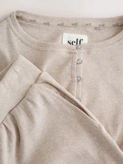 Pyjama's|Loungewear|self. - Geribbelde pyjama met knopen Moutkleurig