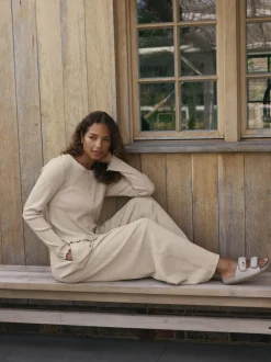 Pyjama's|Loungewear|self. - Geribbelde pyjama met knopen Moutkleurig