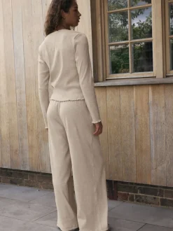 Pyjama's|Loungewear|self. - Geribbelde pyjama met knopen Moutkleurig